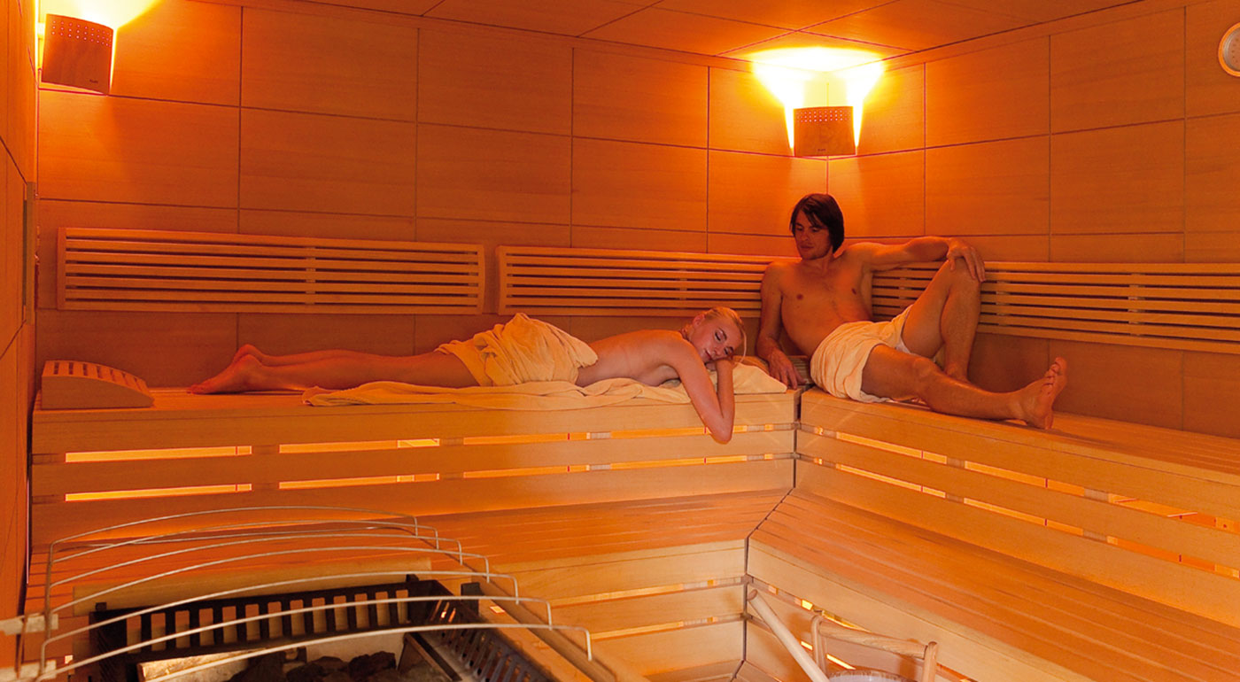 Ein Pärchen in der finnischen Sauna des Hotels Markushof